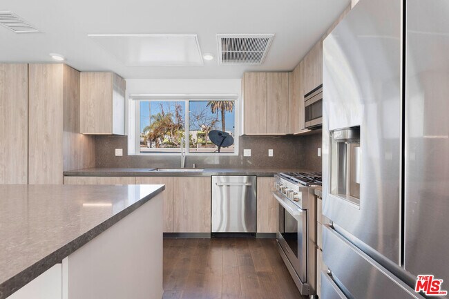 Building Photo - 849 N Alta Vista Blvd