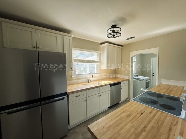 Building Photo - 1214 Hawthorne Cir