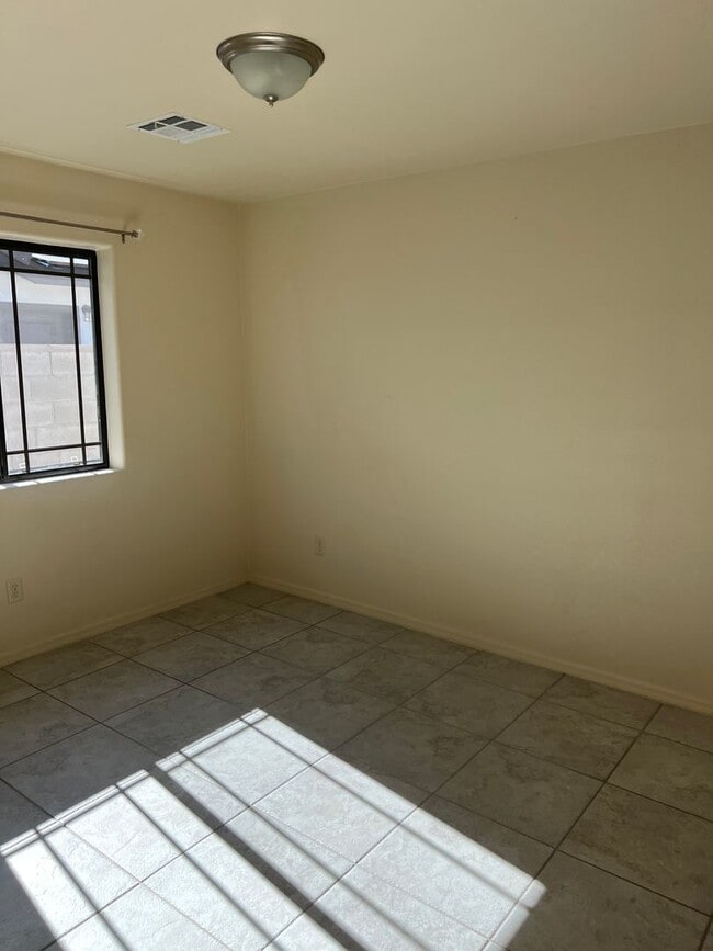 Building Photo - San Luis AZ, Three Bedroom 2 Bath Corner Lot Home with Additional Parking