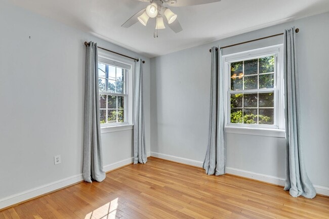 Building Photo - Updated Condo 3 Blocks from Metro