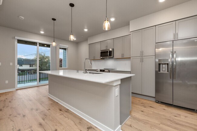 Building Photo - Modern 3 Bedroom Townhome with Designer Finishes in Lynnwood