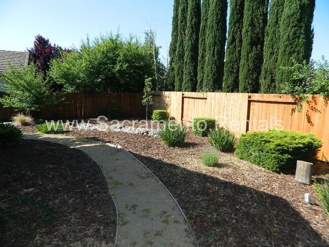 Building Photo - Nice 3bd/2ba Home with 2 Car Garage near Roseville Galleria