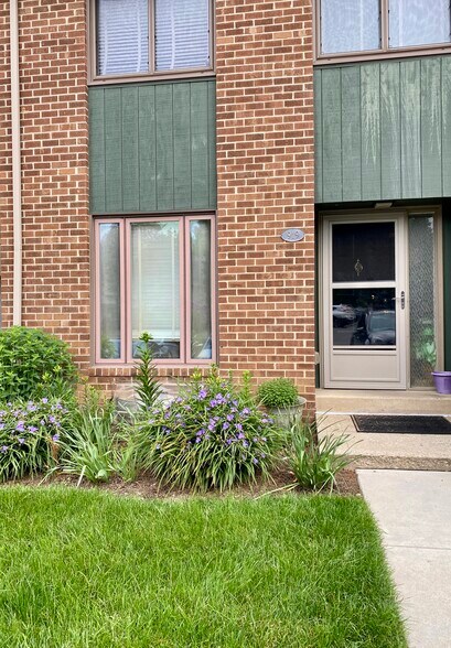 Building Photo - 919 Putnam Blvd