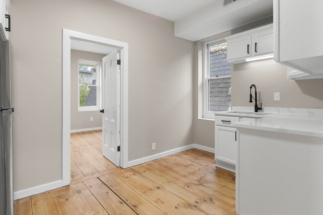 Building Photo - Tour 6/4/25 4-5pm Beautiful 1 Bedroom Apar...