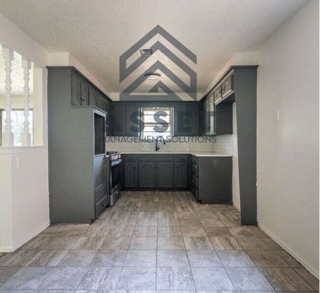 Building Photo - Cute 5 Bedroom House!