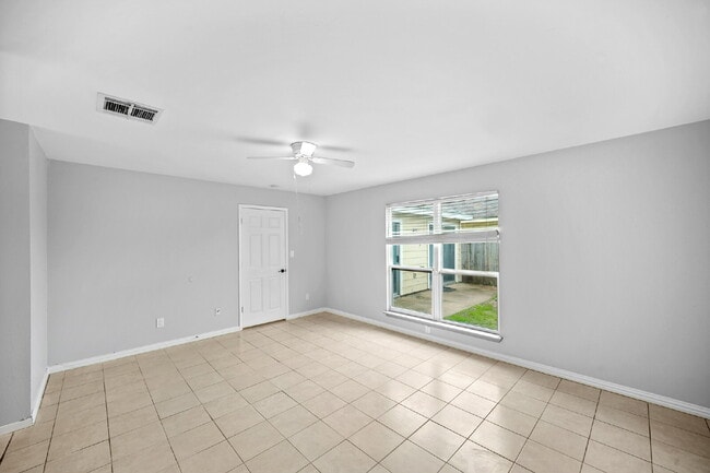 Building Photo - "Charming 3-Bedroom Haven on Gladewell Drive with Elegant Granite Touches!"