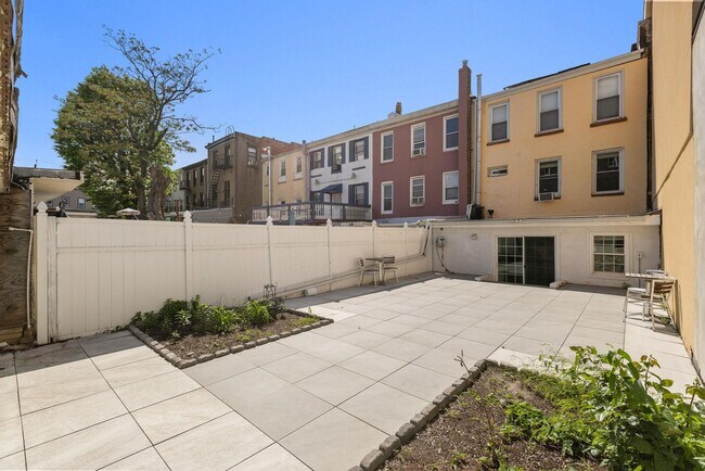 Building Photo - 518 New York Ave