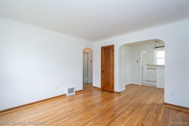 Building Photo - 1587 Leroy St