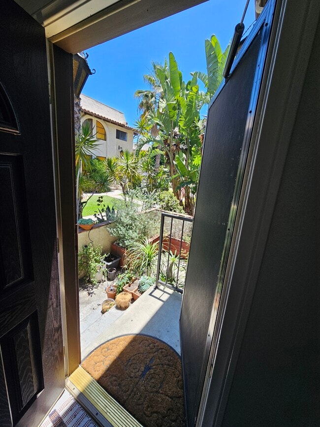 Building Photo - 400 S Flower St