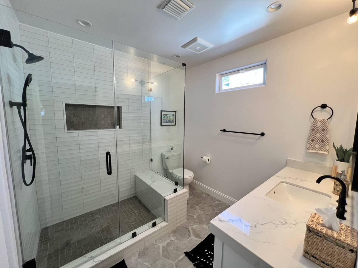 Primary (en suite) bathroom - 1644 Wellesley Ave