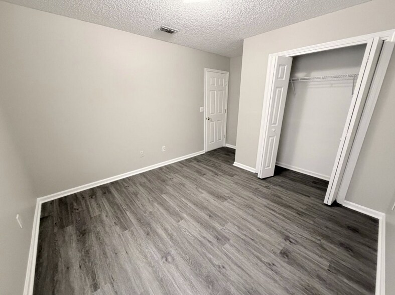 Building Photo - 1930 Hollington Dr