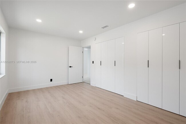 Building Photo - 1543 SW 1st Ave