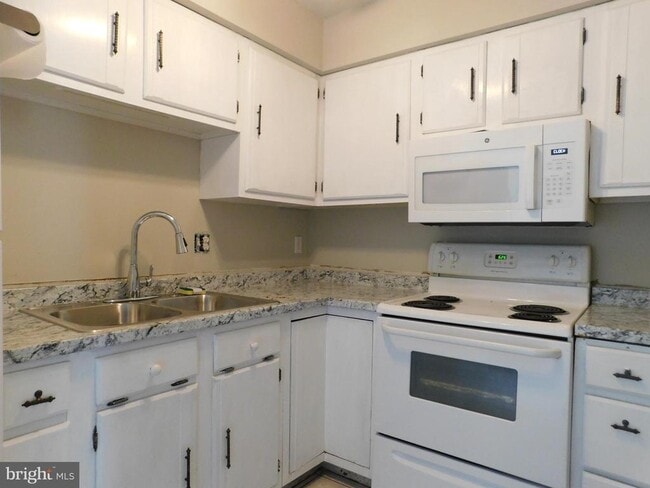 Building Photo - 221 E Fairfax St