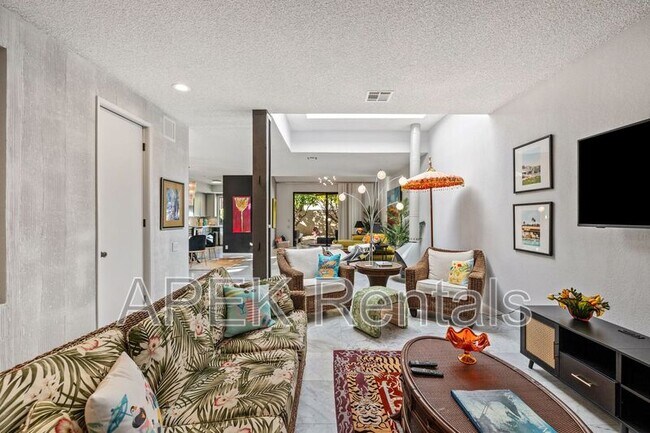 Building Photo - 1317 E Amado Rd