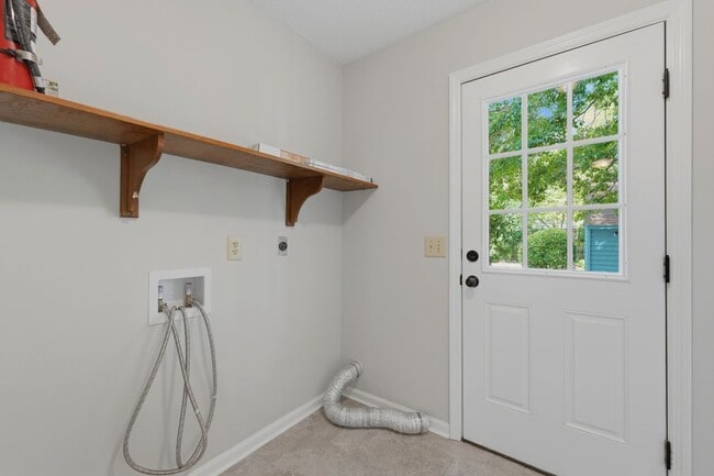 Building Photo - Charming Mount Pleasant Townhouse