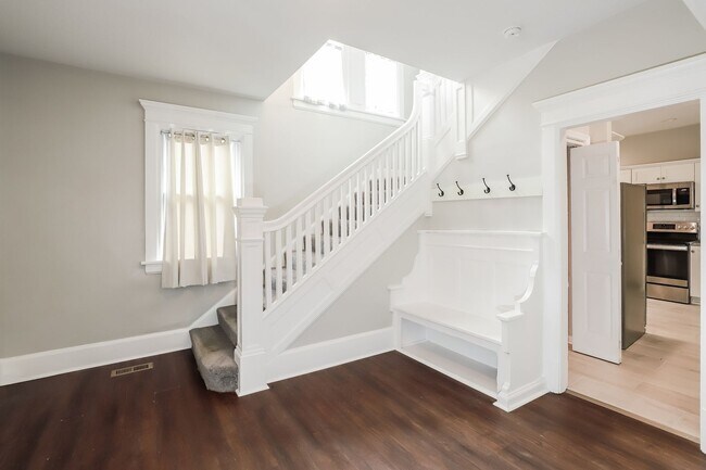 Building Photo - Don't miss out on this beautiful home!