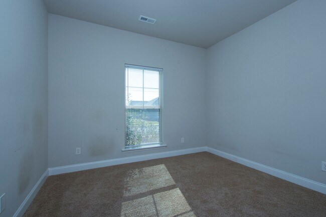 Building Photo - Move in special