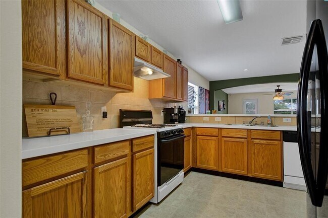 Building Photo - 615 Salma Ct