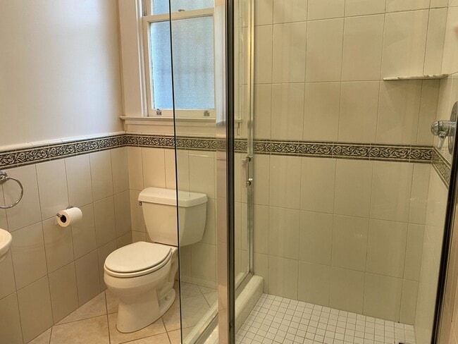 Building Photo - Bright, Corner Studio! Laundry On-Site! HARDWOOD! High Ceilings!