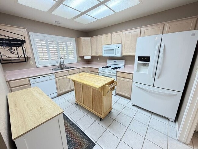 Building Photo - Carry Over Showing: This property has been shown before and will be rented to the first most qual...