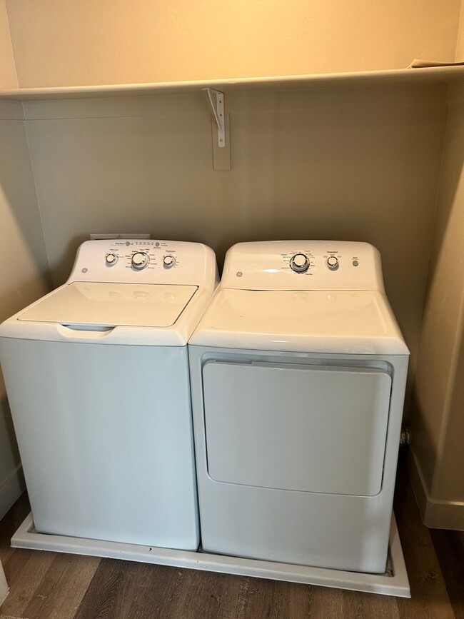 Building Photo - BEAUTIFUL TOWNHOME!