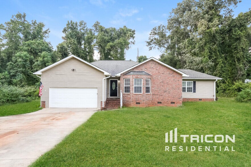 Primary Photo - 211 Boxwood Ln