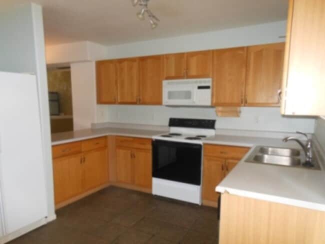 Building Photo - Topaz at Indian Creek 2 story with basemen...
