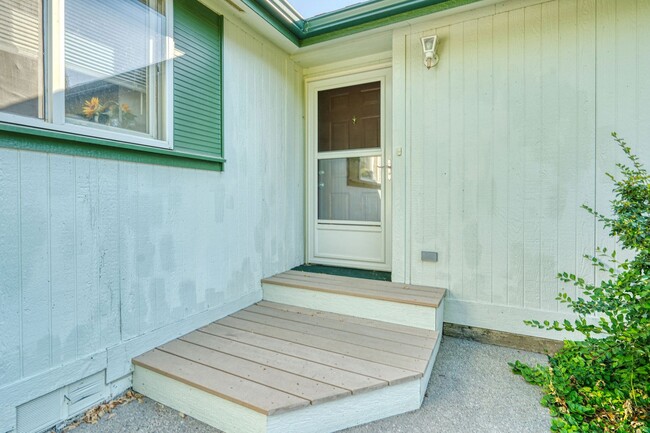 Building Photo - For Lease: 3BR/2BA Home with Spacious Yard...