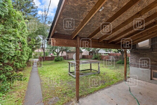 Building Photo - 808 E Mission Ave