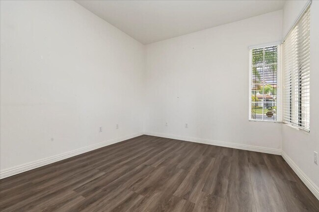 Building Photo - Lakefront Home for Lease – Panoramic Views...