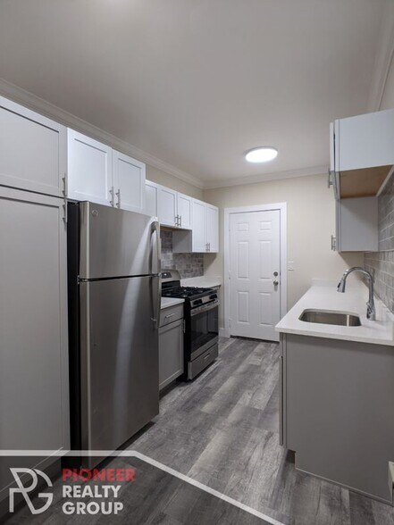 Building Photo - 3821 N Greenview Ave