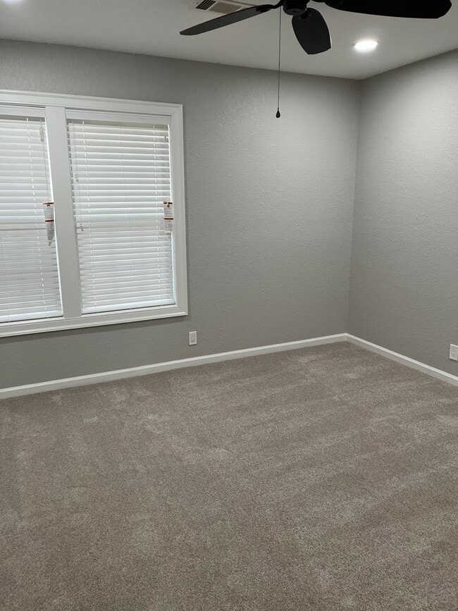 Building Photo - 2 bedrooms and 1.5 bathrooms