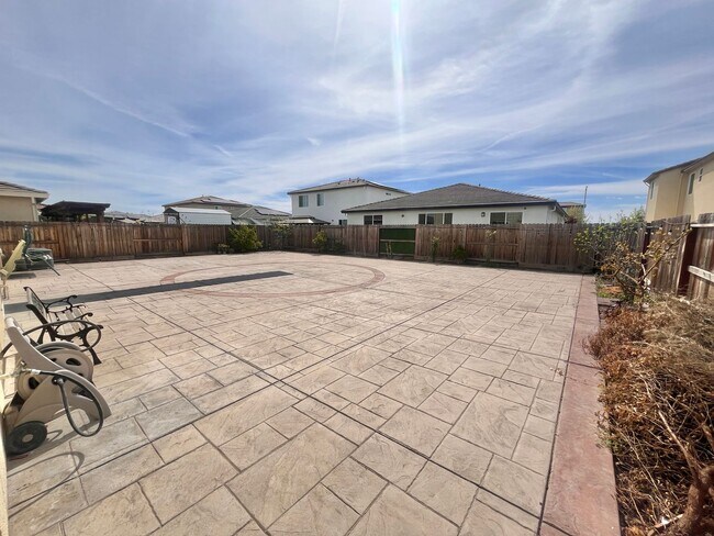 Building Photo - Reduced!! Stunning 5-bedroom, 3-bathroom residence with Solar!