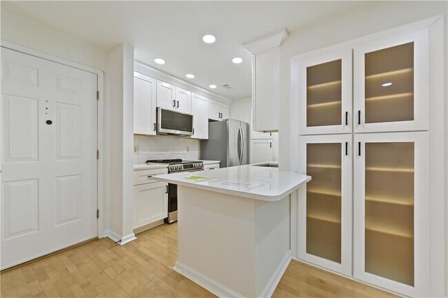 Building Photo - 2201 Pine Heights Dr NE