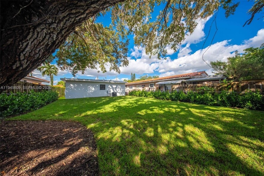 Building Photo - 2625 SW 32nd Ct