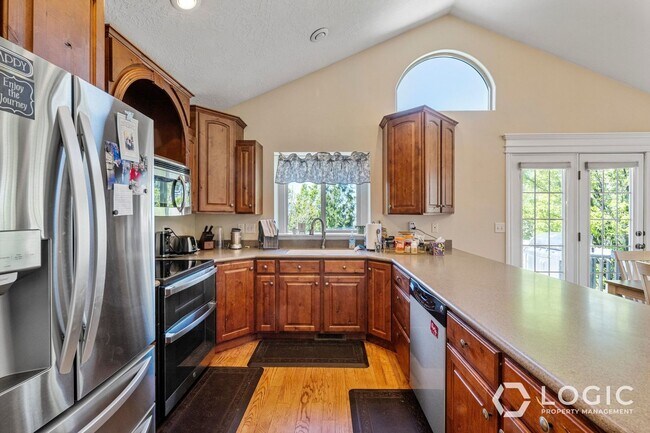 Building Photo - 9223 Silver Lake Dr