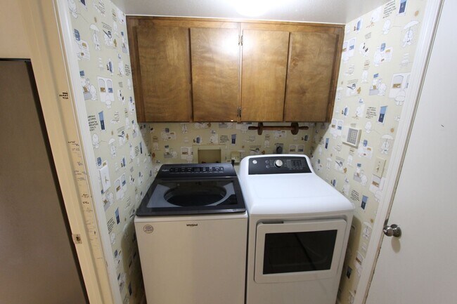 Building Photo - Charming 3-Bed Rockridge Estates Home | Arizona Room & Heated Garage