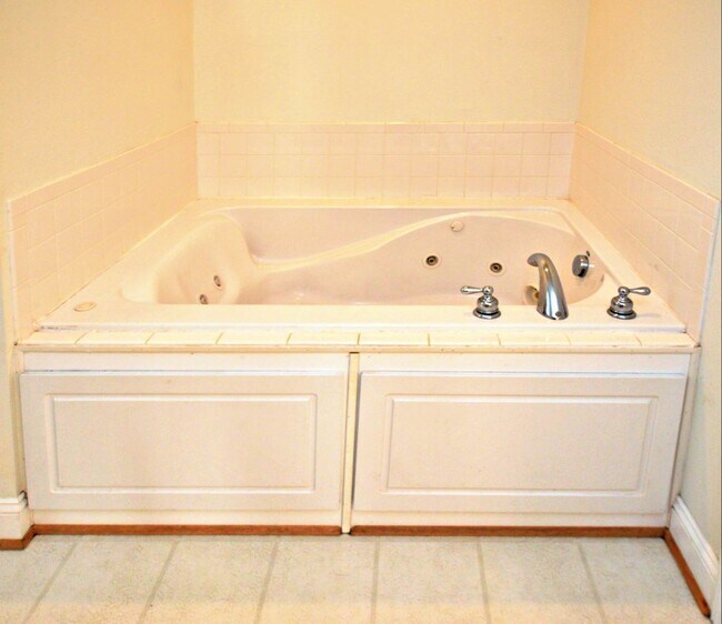 Building Photo - Live in Wyndhurst!