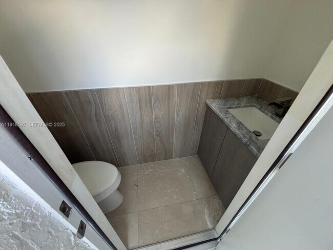 Building Photo - 2900 SW 16th St