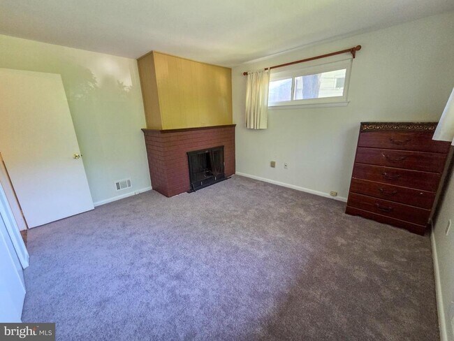 Building Photo - 305 Hillsboro Dr