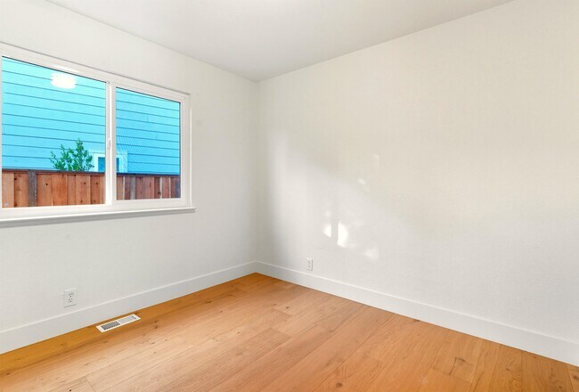 Building Photo - 11 Paddock Ct