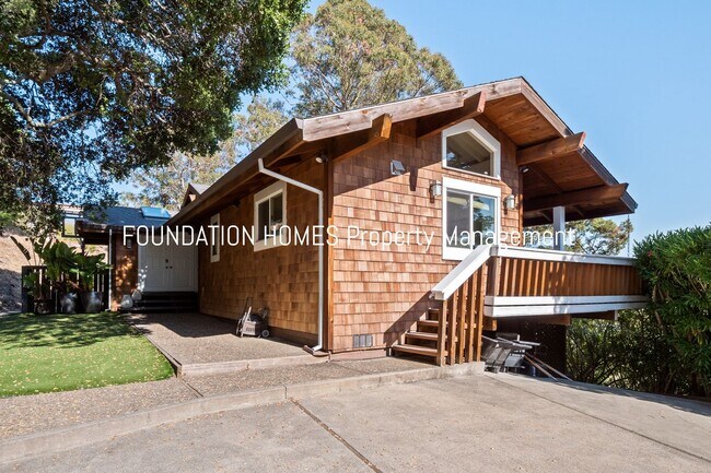Building Photo - Upper Country Club Estate with Sweeping Vi...