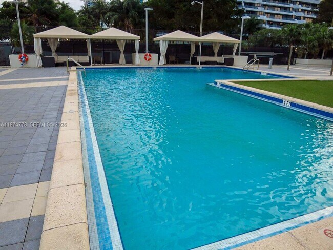 Building Photo - 600 NE 36th St