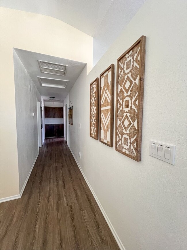 Building Photo - Fully Furnished 4 Bedroom in Sunmore Estat...
