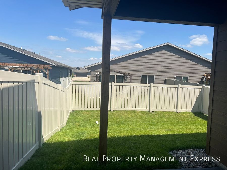 Building Photo - Spacious 3 Bed 2 Bath Townhome