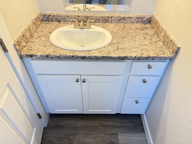 Building Photo - New 2 bed 1 1/2 bath duplex in Springfield!