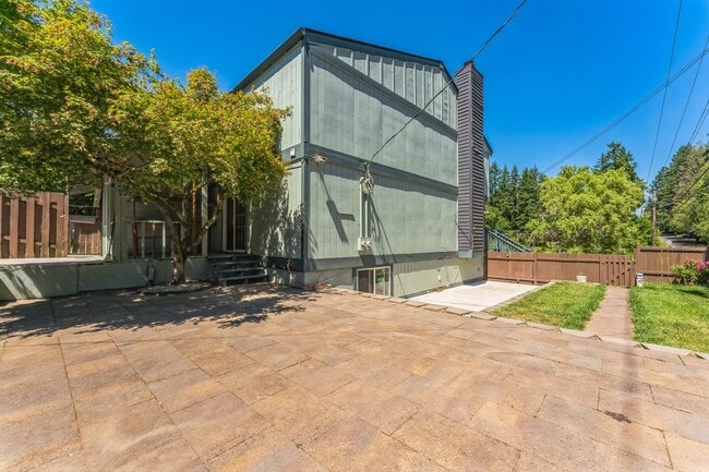 Building Photo - 671 SE 24th Ave