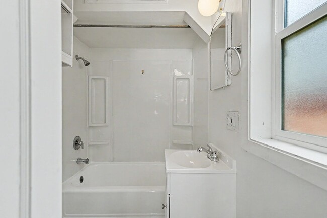 Building Photo - 19th 4-Plex - 000004