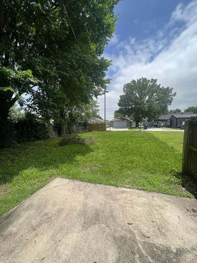 Building Photo - COMING SOON: CUTE 2 BEDROOM / 1 BATHROOM H...