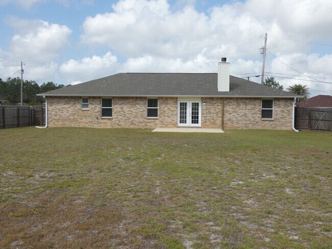 Building Photo - 3 Bed/2 Bath - Half Acre Lot